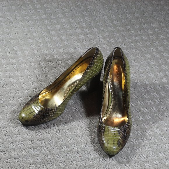 BCBG Girl Size 9B Olive Green Crocodile 3.5" Heels - Picture 1 of 8